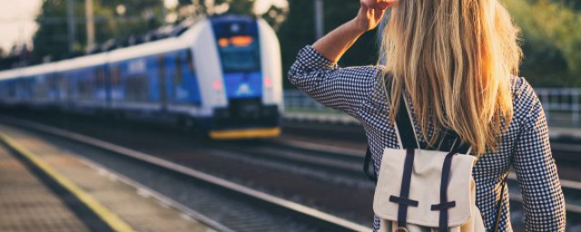 关于卧铺充电的地方(卧铺是不是有充电的地方)