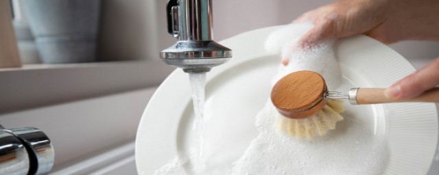 洗涤灵和洗洁精的区别(洗涤剂跟洗洁精的区别)