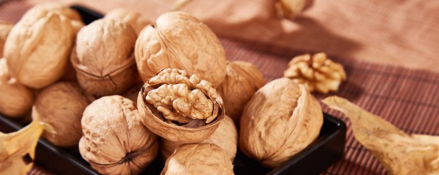 怎么把核桃绿皮快速去掉(大量核桃绿皮怎么快速去掉)