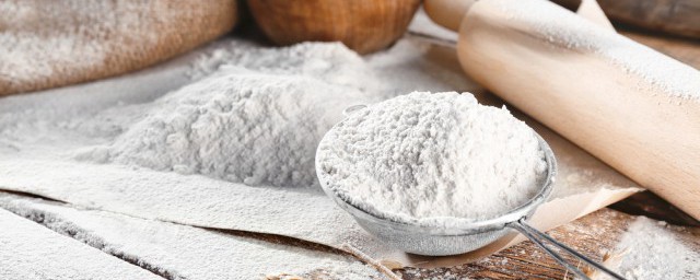 面粉里面有白色的小虫还能不能吃(面粉中生了白色的米虫可以吃吗)