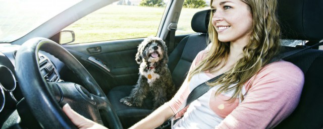 自动挡车换挡要不要踩刹车(换挡刹车要不要踩到底自动挡刹车)