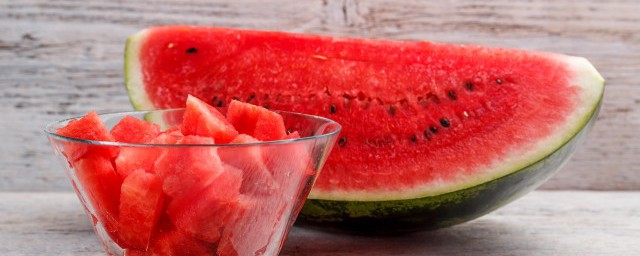 隔夜西瓜切掉一层能继续吃吗(隔夜西瓜把外面切了能吃吗)