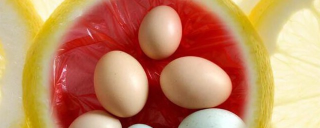 鸡蛋蛋黄橘红色正不正常(鸡蛋蛋黄橘黄色)