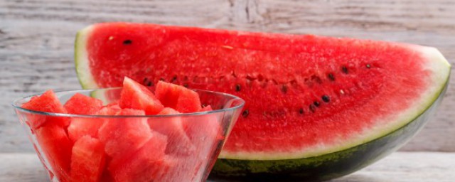 吃西瓜不寒凉的注意事项(寒气可以吃西瓜吗)