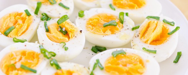 鸡蛋能不能代替鸡胸肉(减脂用鸡蛋代替鸡胸肉可以吗)