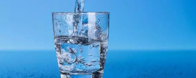 正常人每天喝多少水(正常人每天喝多少水在什么书上)