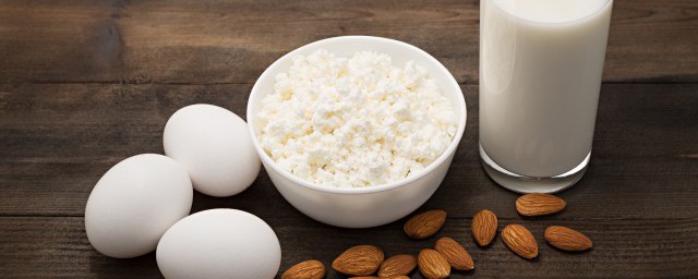 关于奶枣杏仁的热量(酸奶杏仁热量)