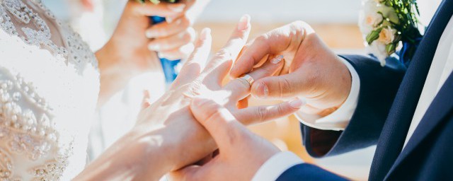 能不能穿白色裙子参加婚礼(参加婚礼不能穿白色裙子吗)