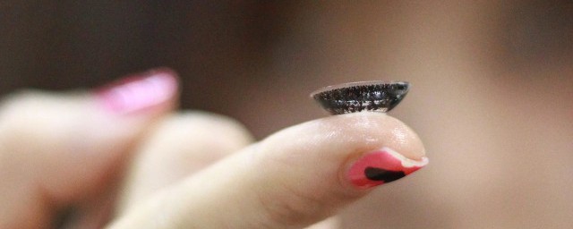 隐形眼镜护理液可用哪些代替(隐形眼镜护理液可以用什么来代替?)