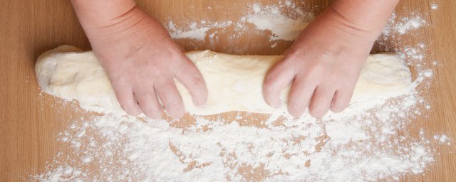 面粉受潮了还能不能吃(面粉发潮了还可以吃吗)