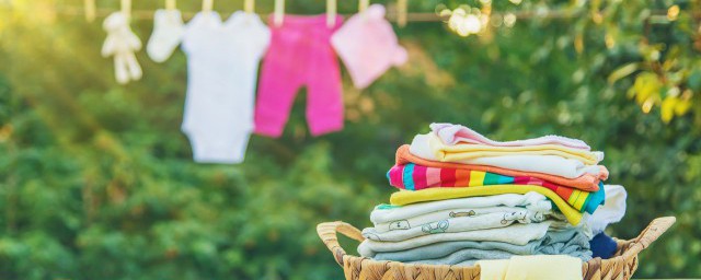 粉色衣服怎样清洗干净(粉色衣服脏了用什么洗)