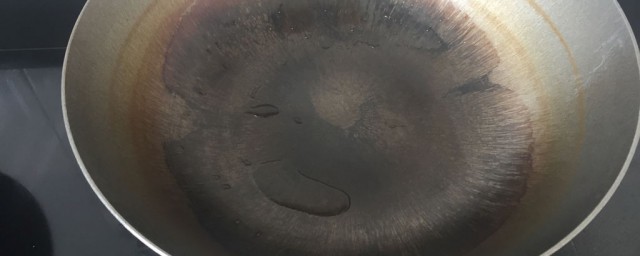 铁锅烧糊了如何清洗才干净(铁锅烧糊了怎么清洗)