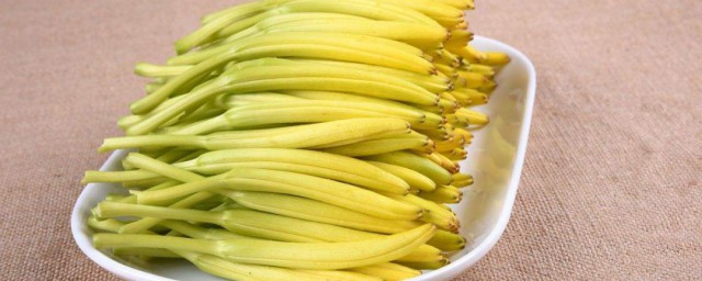 食用新鲜的黄花菜焯水多久(新鲜黄花菜焯水几分钟)