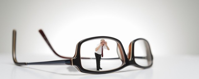 眼镜可不可以用酒精擦(眼镜能不能用酒精擦拭)