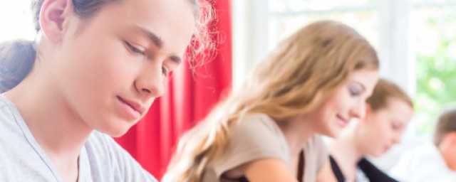 水滴石穿下一句是啥(水滴石穿的上一句是)