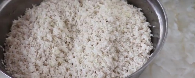 蒸糯米不夹生的方法(糯米夹生继续再蒸能熟吗)