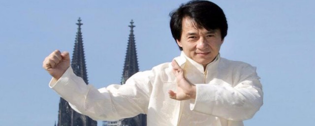 成龙早年经历(成龙年轻时的经历)