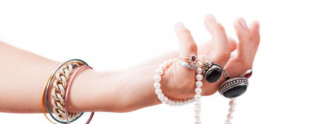 食指戴戒指意义有哪些(食指戴戒指代表什么)