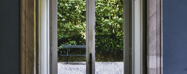 断桥铝窗户关不上的解决方法(断桥铝合金窗户关不上怎么办)