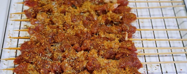 烤羊肉串的技巧(烧烤羊肉串技巧)