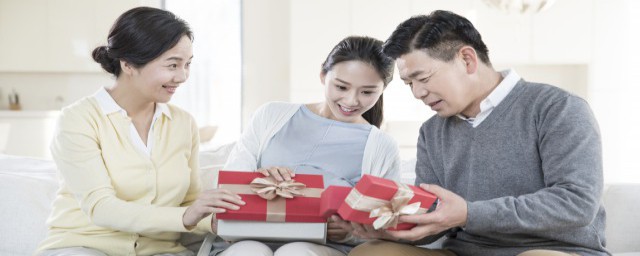 结婚纪念日送老婆什么礼物(夫妻结婚纪念日的礼物)