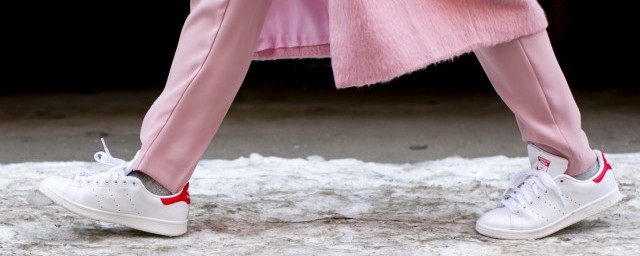 如何清洗运动鞋干净(怎么清洗运动鞋)