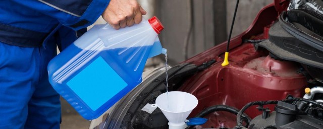 雨刮器加自来水可不可以(雨刮水加自来水能不能用)