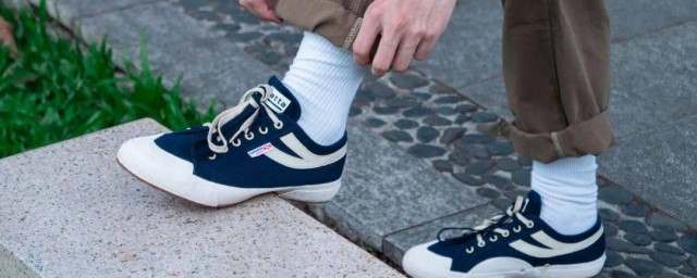 穿帆布鞋脚疼处理方法(穿帆布鞋脚跟疼)