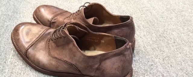 皮鞋可不可以用水洗(皮鞋可以直接用水洗吗)