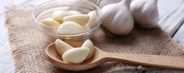 大蒜和什么一起泡壮阳(大蒜泡水喝能壮阳吗)