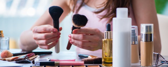 坐飞机化妆品能托运吗(化妆品可以坐飞机托运吗)