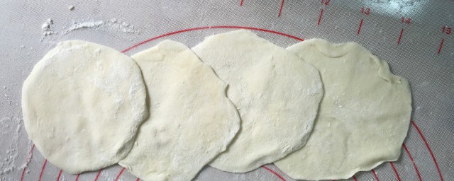 买的饺子皮不粘处理方法(饺子怎样不粘皮)