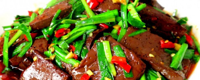 猪血炒韭菜怎么做(猪血炒韭菜怎么做?)