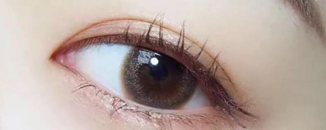 美瞳放在矿泉水泡可以吗(美瞳可以放在矿泉水里泡一会吗)