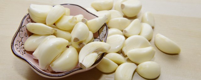 大蒜变绿还可以吃吗(大蒜变绿了还能不能吃)