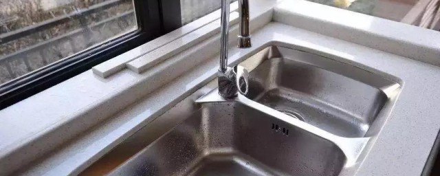 怎么清洗厨房水槽陈年水渍(洗碗槽里的水渍怎么清理)