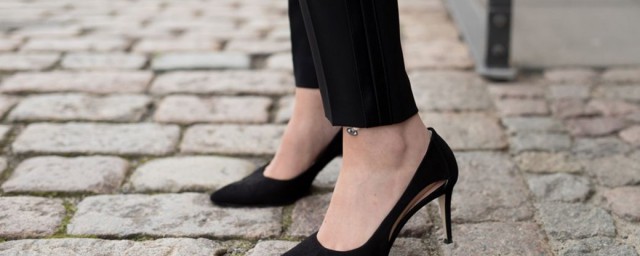 高跟鞋走路太响处理方法(穿高跟鞋走路太响怎么办)