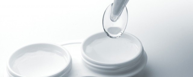 泡温泉是不可以戴隐形眼镜对吗(泡温泉戴隐形眼镜会不会危险)