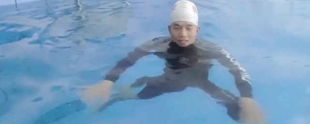 踩水方法(踩水方法有很多,比较常见的是采用立式蛙泳的动作技术)