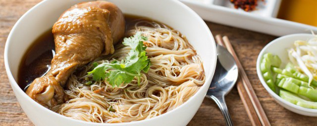 开面馆面汤是如何熬制(面馆用什么汤煮面)