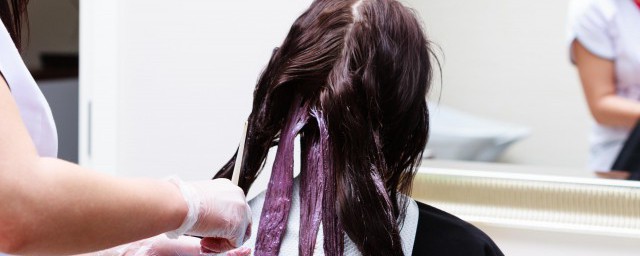 怎样快速去除皮肤上的染发剂(怎么样去除皮肤上的染发剂)