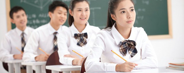 小溪泛尽却山行中的却什么意思(小溪泛尽却山行中的意思是什么)