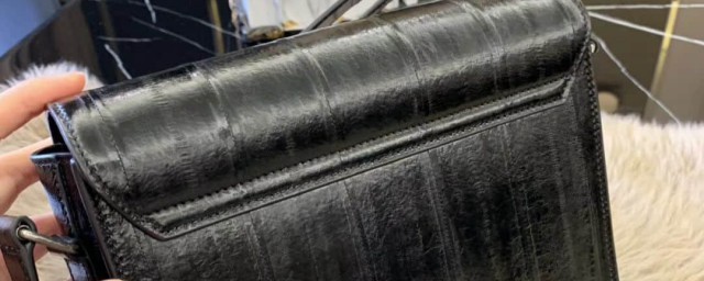 黑色皮包清洗干净的窍门(黑色皮质包包脏了怎么清洗)