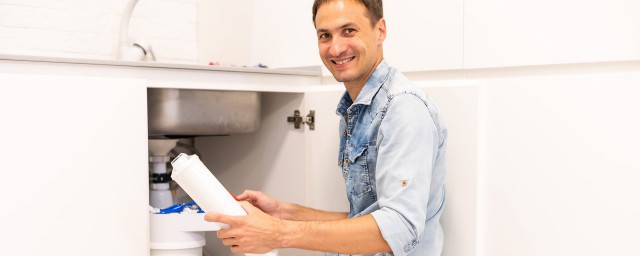 正确清洗净水器步骤(如何清洗净水器)