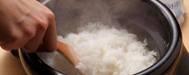 电饭煲热饭要加水吗(有热饭功能的电饭煲热饭要加水吗)