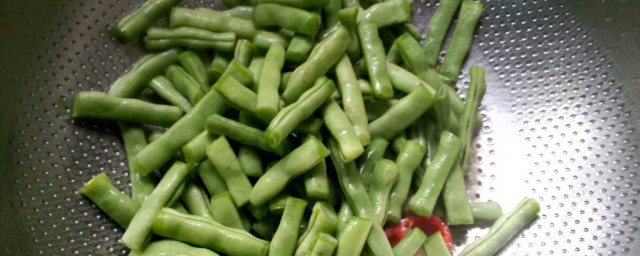 炒四季豆要不要过水(炒四季豆要用水焯过么)