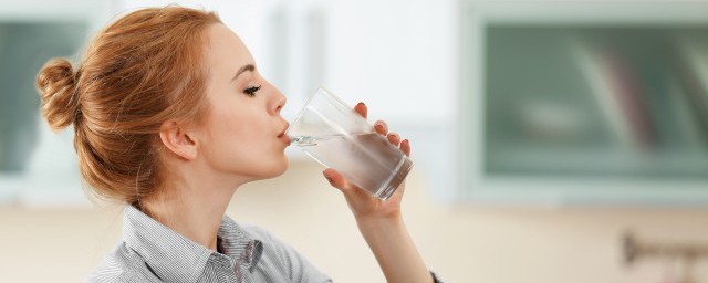 烧的开水白色漂浮物能喝吗(煮开的水有白色漂浮物能喝吗?)