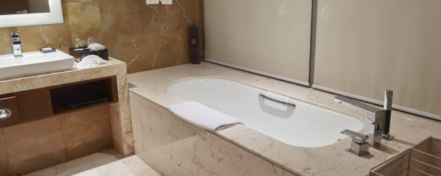 酒店的浴缸如何彻底清洁(怎样安全的使用酒店的浴缸)