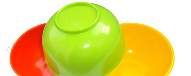 塑料碗怎样才能洗干净(刚买回来的塑料碗怎么清洗)