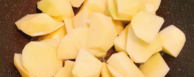 土豆切了放两天有害吗(土豆切成块放两天还能吃吗)